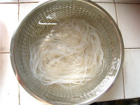 美味酸豆角拌红薯粉做法图解1)