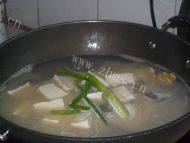 热腾腾的鱼头豆腐汤