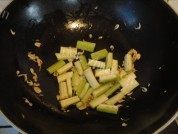 虾皮炒丝瓜做法图解6)