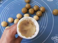 自制广式莲蓉月饼做法图解13)