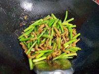 家常菜蒜苔炒肉丝做法图解7)
