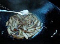 在家做的香菇炒鸡蛋做法图解7)