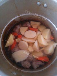家常菜土豆炖排骨做法图解3)