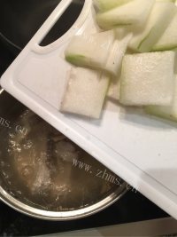 美味的冬瓜排骨汤做法图解7)