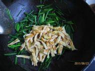 家常菜韭苔炒蛋皮做法图解5)
