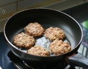 美味的煎藕饼做法图解4)