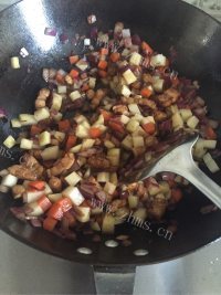 美味的红烧肉焖饭做法图解7)