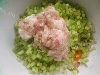 常吃不腻的芹菜猪肉饺子做法图解3)