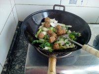 营养丰富的青菜炒肉丸做法图解6)