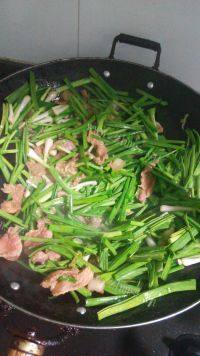 家常菜蒜苗炒肉片做法图解7)
