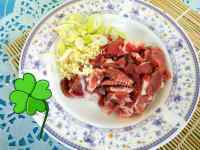 家常菜肉丝炒蒜黄做法图解1)