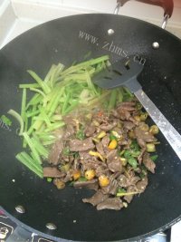 珍馐美味的芹菜炒牛肉做法图解7)