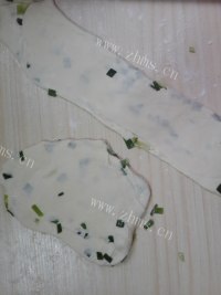 自制葱油饼做法图解4)