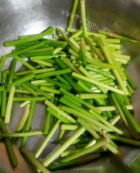 家常菜蒜薹炒肉做法图解3)
