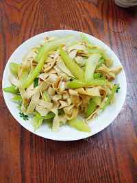 营养丰富的芹菜炒豆皮做法图解8)