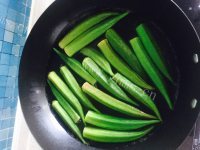 家常菜白灼秋葵做法图解4)