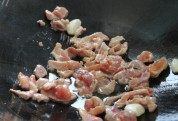 美味的猪肉炒红萝卜做法图解3)