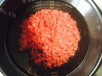 自制番茄牛肉小米粥做法图解3)