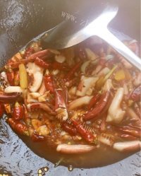 美味的辣椒炒鱿鱼须做法图解4)