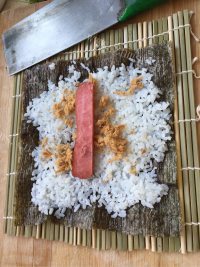 美味的火腿寿司做法图解4)