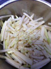 美味的炝拌丕蓝做法图解5)
