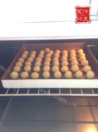 自制蛋黄椰蓉球做法图解9)
