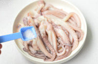 美味的双椒鱿鱼须做法图解4)