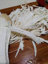 香喷喷的干煸杏鲍菇做法图解2)