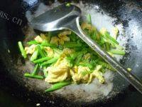 家常菜鸡蛋炒芹菜做法图解10)