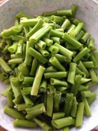 家常菜炒空心菜梗做法图解1)