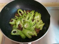 苦瓜炒牛肉做法图解5)