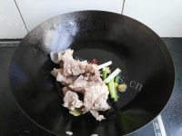 热腾腾的胡萝卜山药炖排骨做法图解5)