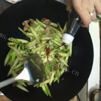 家常菜芦笋炒肉做法图解6)