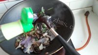 香糯的紫土豆炒榛蘑做法图解7)