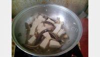 营养丰富的泥鳅豆腐汤做法图解5)