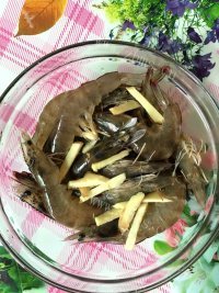 回味无穷的香辣干锅鸡翅虾做法图解3)