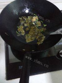 酸菜炒豆芽做法图解3)