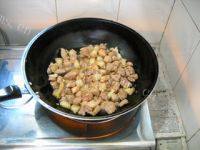 美美厨房之土豆红烧肉做法图解7)