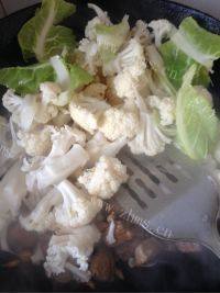 诱人的菜花炒肉做法图解4)