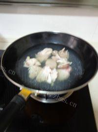 食欲满满的莲藕猪脚汤做法图解2)