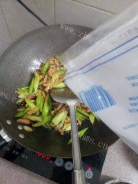 家常菜西芹炒肉丝做法图解11)