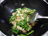 家常菜蒜苗炒五花肉做法图解11)