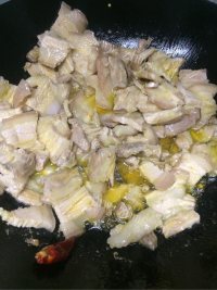 独特的梅干菜炒肉做法图解3)