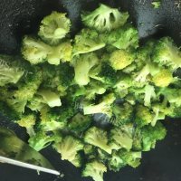 色香味俱全的素炒西兰花做法图解3)