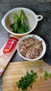 好吃不腻的青菜肉丝面做法图解1)