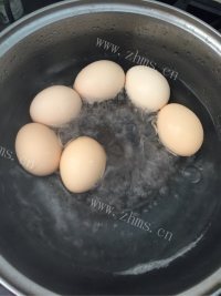 口感不错的五花肉卤蛋做法图解2)