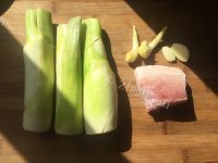 家常菜茭白炒肉片做法图解1)