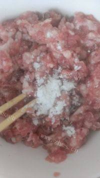 猪肉丸子自制做法图解3)