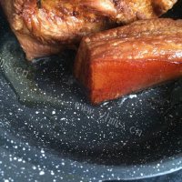 美味的梅干菜扣肉做法图解4)