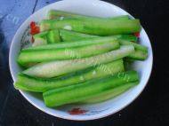 家常菜蒜蓉粉丝蒸丝瓜做法图解3)